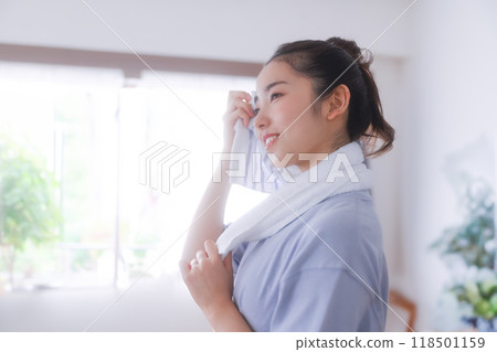 Woman using a towel 118501159