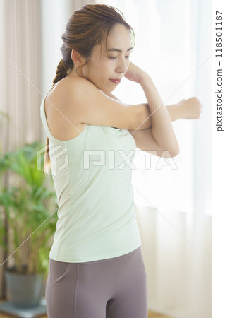 一位創辦線上瑜珈沙龍的年輕女性的肖像 一位創辦線上瑜珈沙龍的年輕女性的肖像 118501187