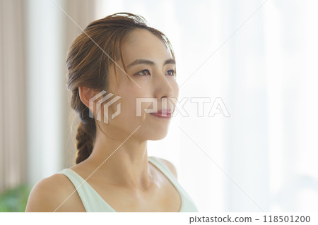 一位創辦線上瑜珈沙龍的年輕女性的肖像 一位創辦線上瑜珈沙龍的年輕女性的肖像 118501200