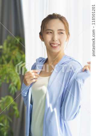 一位創辦線上瑜珈沙龍的年輕女性的肖像 一位創辦線上瑜珈沙龍的年輕女性的肖像 118501201
