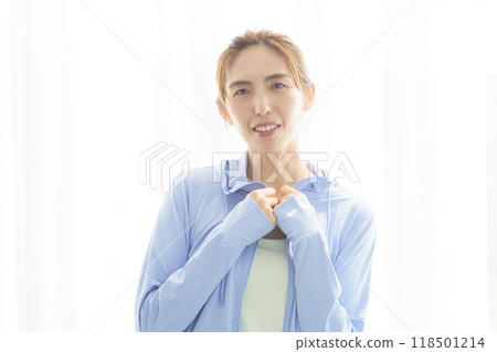 一位創辦線上瑜珈沙龍的年輕女性的肖像 一位創辦線上瑜珈沙龍的年輕女性的肖像 118501214