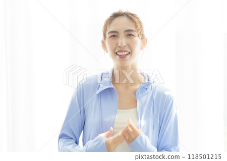 一位創辦線上瑜珈沙龍的年輕女性的肖像 一位創辦線上瑜珈沙龍的年輕女性的肖像 118501215