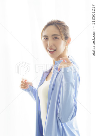 一位創辦線上瑜珈沙龍的年輕女性的肖像 一位創辦線上瑜珈沙龍的年輕女性的肖像 118501217