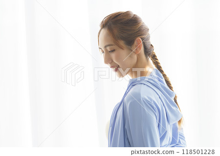 一位創辦線上瑜珈沙龍的年輕女性的肖像 一位創辦線上瑜珈沙龍的年輕女性的肖像 118501228