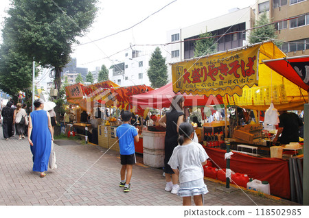 Children will be delighted by the stalls on the festival day. The best part of the morning glory market is that the roads are closed so you can enter from either side. 118502985