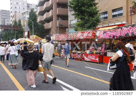 At the Morning Glory Market festival, there are endless stalls. Pick some morning glories on the morning of your visit and enjoy a fun snacking tour. 118502987