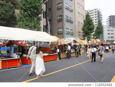 The festival stalls continue endlessly, and people who come to the morning glory market eat their way through the streets before and after worshiping. 118502988