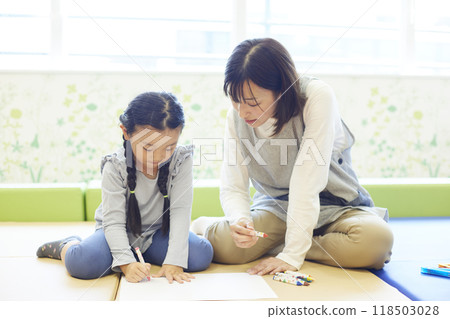 幼兒園女老師和孩子一起畫畫 幼兒園女老師和孩子一起畫畫 118503028