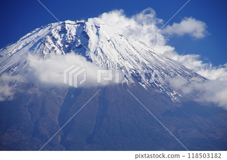 從狸湖岸邊看冬天的富士山 118503182