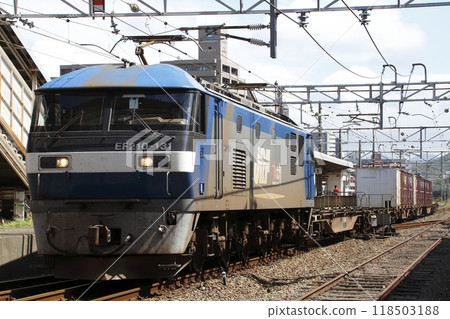A freight train passing through Hatano Station on the Sanyo Main Line (pulled by EF210 Series 100) 118503188