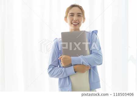 一位創辦線上瑜珈沙龍的年輕女性的肖像 118503406