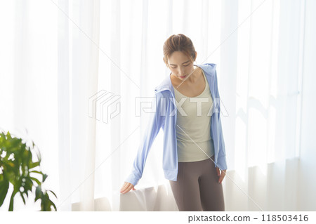 一位創辦線上瑜珈沙龍的年輕女性的肖像 118503416