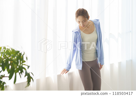 一位創辦線上瑜珈沙龍的年輕女性的肖像 一位創辦線上瑜珈沙龍的年輕女性的肖像 118503417