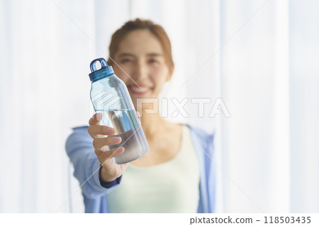 一位創辦線上瑜珈沙龍的年輕女性的肖像 118503435