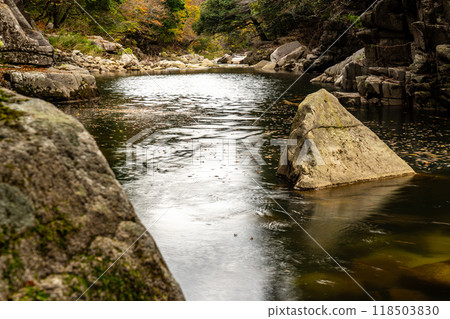 奧津峽谷的秋景 4 岡山縣富田郡鏡野町 118503830