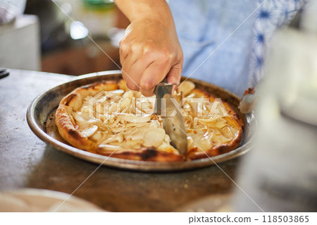 Homemade mushroom pizza 118503865