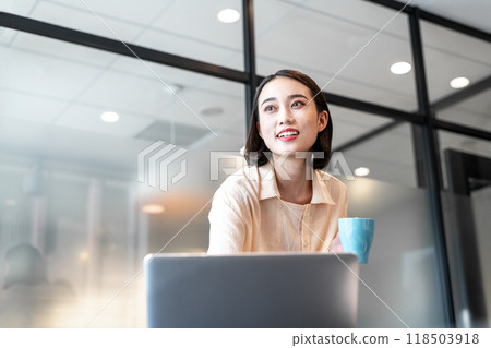 一位女士在休息時試圖透過觀看遠處的風景來緩解眼睛疲勞 118503918