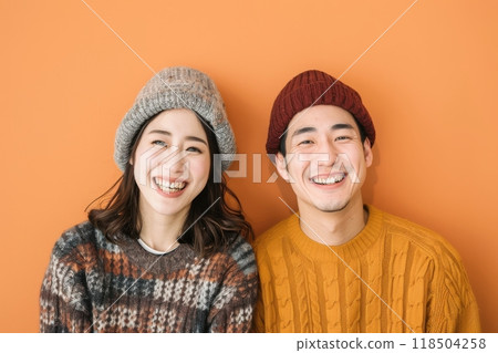 微笑的情侶享受秋天（戀人、約會、徵婚、配對應用、賞秋葉、秋衣、秋葉） 118504258