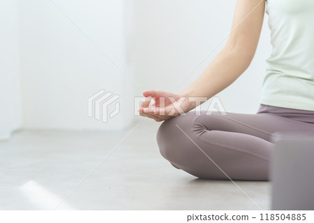 線上瑜珈沙龍冥想的年輕女性 線上瑜珈沙龍冥想的年輕女性 118504885