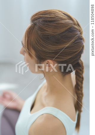 線上瑜珈沙龍冥想的年輕女性 118504898