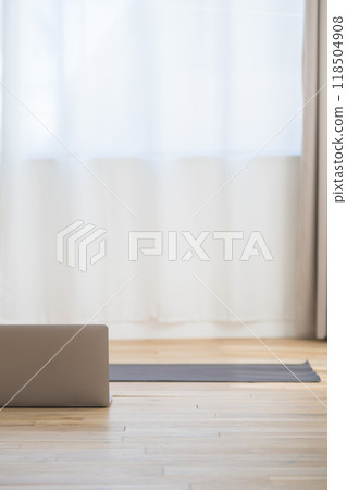 The living room before the online yoga salon was broadcast 118504908