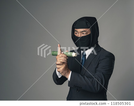 穿著西裝拿著捲軸並使用忍術的忍者 穿著西裝拿著捲軸並使用忍術的忍者 118505301