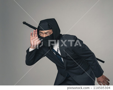 穿著西裝的忍者正在傾聽。 118505304