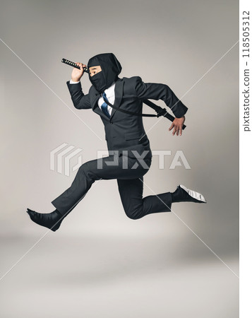 穿著西裝跳躍的忍者全身照片 穿著西裝跳躍的忍者全身照片 118505312