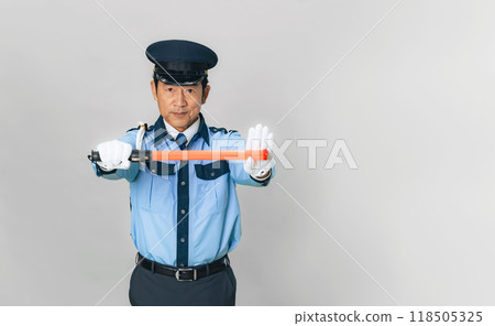 一名男保全停在指路燈前 118505325