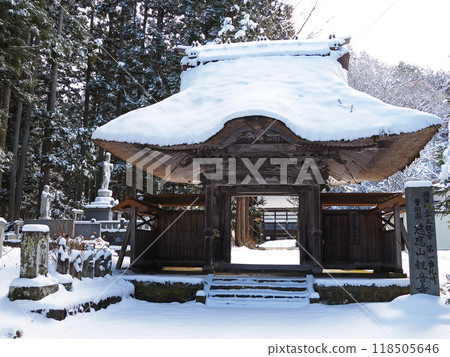 The mountain gate of Kannonji Temple in Fukushima Prefecture in winter. The snow-covered roof is impressive and atmospheric. 118505646