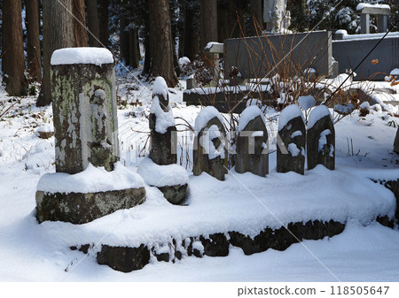The Jizo statue in front of the mountain gate of Kannonji Temple in Fukushima Prefecture is adorable, wearing a white snowy hat. 118505647