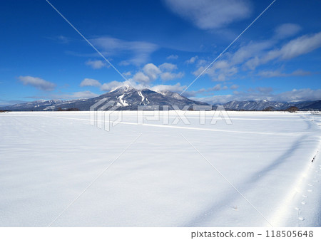 降雪後的早晨，稻田變成了大片白雪。白雪皚皚的磐梯山與藍天的映襯令人印象深刻且美麗。 118505648