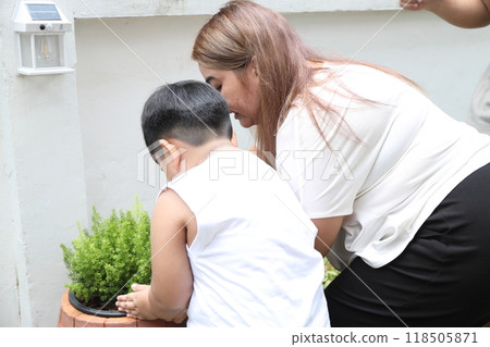 Southeast Asian Family 118505871