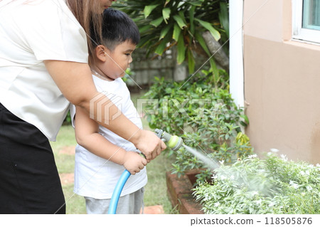 Southeast Asian Family Southeast Asian Family 118505876