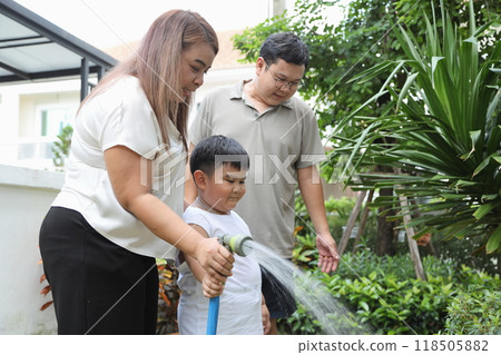 Southeast Asian Family 118505882