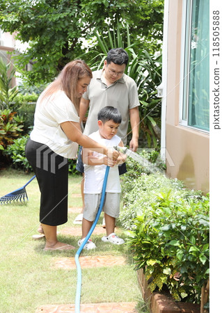 Southeast Asian Family 118505888