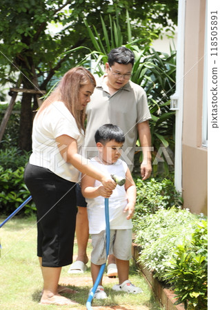 Southeast Asian Family 118505891