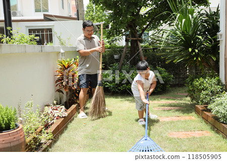 Southeast Asian Family 118505905