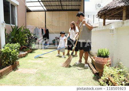 Southeast Asian Family 118505923