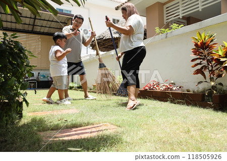 Southeast Asian Family 118505926