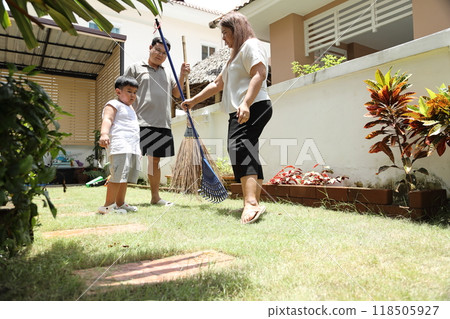 Southeast Asian Family 118505927