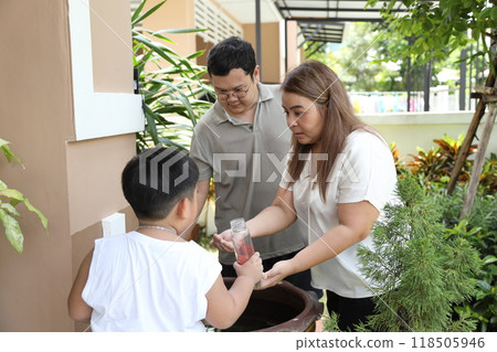 Southeast Asian Family 118505946