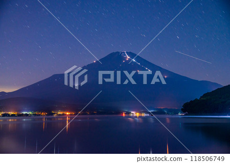 [Yamanashi Prefecture] Lake Yamanaka - A seasonal sight on a summer night: Mt. Fuji climbers' human alphabet reflected on the lake surface 118506749