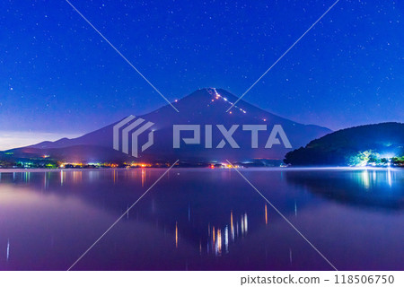 [Yamanashi Prefecture] Lake Yamanaka - A seasonal sight on a summer night: Mt. Fuji climbers' human alphabet reflected on the lake surface 118506750