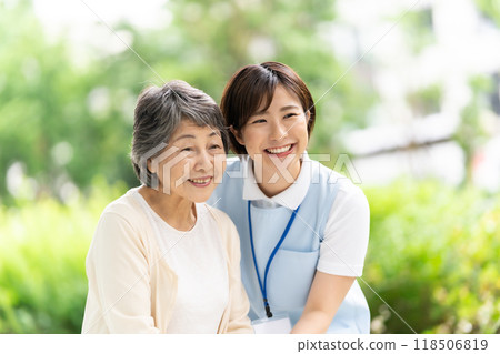 與護理人員一起散步的高級婦女 118506819