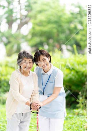 與護理人員一起散步的高級婦女 118506822