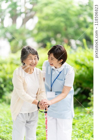 與護理人員一起散步的高級婦女 118506823