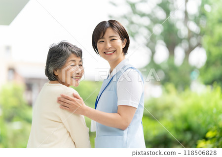 與護理人員一起散步的高級婦女 118506828
