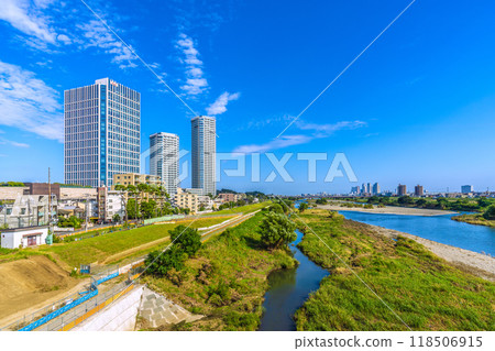 Tokyo cityscape in September, Japan. View of the Tama River and the high-rise apartment complex in front of Musashi-Kosugi Station (17th) 118506915