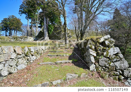 大和國奈良縣「高取城」石牆和主城的曲線 118507149